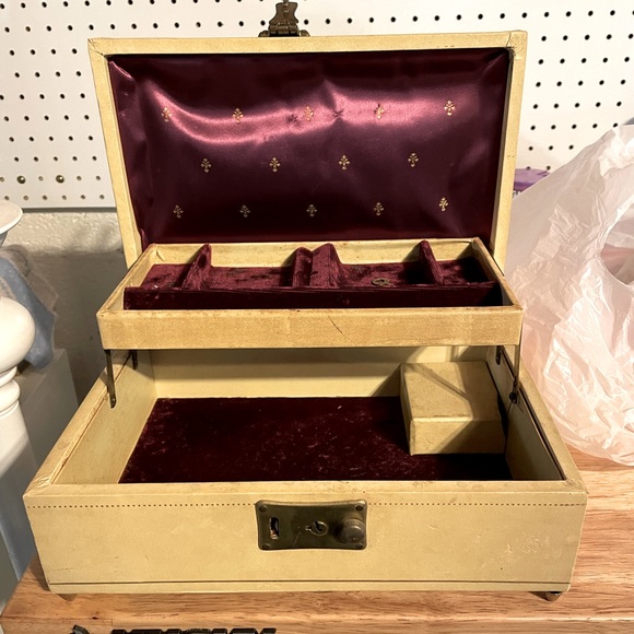 Meet your Posher, Nikki - Picture 2 of 13